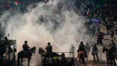 Manifestantes e policiais em rua de Los Angeles