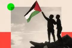 একটি ধ্বংসস্তূপের উপরে এক কিশোর ফিলিস্তিনি পতাকা নিয়ে দৌড়াচ্ছে