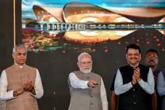 पंतप्रधान नरेंद्र मोदी यांच्या हस्ते नवी मुंबई आंतरराष्ट्रीय विमानतळाचं उद्घाटन पार पडलं आहे.