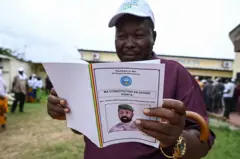 Un homme qui lit le document de la nouvelle constitution