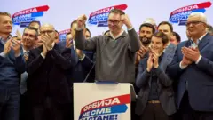 председник Србије Александар Вучић слави победу Српске напредне странке са функционерима после избора 2023. године