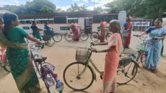 சைக்கிள் ஓட்டக் கற்றுக்கொண்டது புதுக்கோட்டை பெண்களின் வாழ்க்கையை மாற்றியது எப்படி?