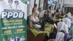 Calon siswa SMK mengikuti seleksi Penerimaan Peserta Didik Baru (PPDB) di SMK Negeri 1 Ciamis, Kabupaten Ciamis, Jawa Barat, Selasa (6/6/2023). 