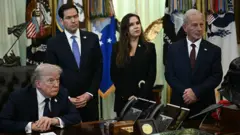 من اليسار إلى اليمين: الرئيس الأمريكي دونالد ترامب، ووزير الخارجية الأمريكي ماركو روبيو، وسفيرة لبنان لدى الولايات المتحدة ندى حمادة معوض، والسفير الأمريكي لدى لبنان ميشال عيسى، يستمعون إلى أسئلة الصحفيين خلال اجتماع مع سفيري لبنان وإسرائيل لدى الولايات المتحدة، في البيت الأبيض بواشنطن العاصمة، في 23 أبريل/نيسان 2026.
