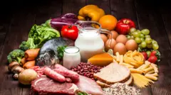 أنواع مختلفة من الطعام على طاولة خشبية ريفية - صورة فوتوغرافية