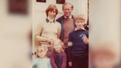 Foto antiga de família mostra Smyth, a esposa e os três filhos: duas meninas pequenas e um menino mais velho. Eles posam diante de uma porta branca e sorriem para a câmera