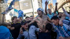 Torcedores da seleção argentina em Buenos Aires.