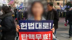 탄핵무효 피켓을 들고 있는 A씨