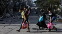 صورة تُظهر فلسطينيين نازحين 