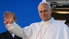 البابا لاون الرابع عشر يستقل طائرة متجهة إلى أنقرة في أول رحلة رسولية له إلى تركيا ولبنان.