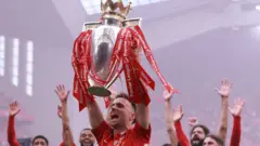 Diogo Jota ergue a taça da Premier League