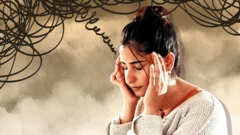 امرأة تضع يديها على رأسها وتبدو متوترة.