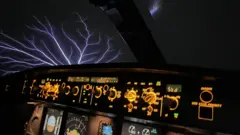 El "fuego de San Telmo" visto desde la cabina de un avión