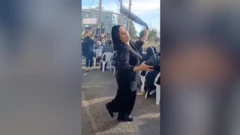 कालो पोसाक लगाएर नाच्दै एक इरानी महिला