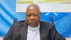 Félicien Kabuga ubwo yari akurikiye urubanza rwe mu buryo bwa videwo, ari muri gereza, mu gihe rwo rwaberaga mu rukiko