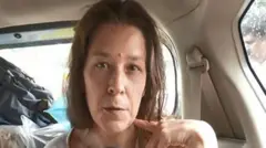 Nina Kutina dentro de um carro após ser resgatada