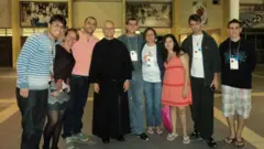 A foto é de julho de 2013, no colégio agostiniano Mendel em São Paulo, por ocasião do encontro mundial de jovens Agostinianos, que antecedeu a Jornada Mundial da Juventude no Rio. O de sueter listrado é o filósofo Sandson Almeida Rotterdan.