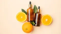 Açık renk bir zeminde portakal ve iki serum tüpü var