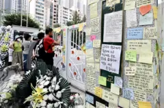 Homenagem na escola primária onde professorablack jackist23 anos se suicidou