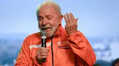 Lula usando um macacão laranja da Petrobras e falando ao microfone