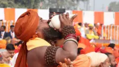অযোধ্যায় রামচন্দ্রের মূর্তিতে প্রাণ প্রতিষ্ঠা অনুষ্ঠানে যোগ দিতে আসা এক সাধু