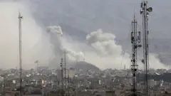 El humo se eleva sobre el centro de la ciudad después de que el ejército israelí lanzara una segunda oleada de ataques aéreos sobre Irán el 28 de febrero de 2026.