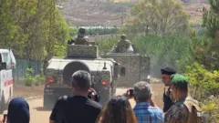 Ливанские военнослужащие на бронемашинах у въезда в город Завтар аль-Гарбийе, 21 июля 2026 г.