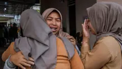 Kerabat korban bereaksi setelah tanah longsor melanda desa Pasirlangu di Bandung, Jawa Barat, Indonesia. 29 orang tewas dan setidaknya puluhan lainnya masih hilang akibat tanah longsor mematikan setelah hujan lebat, menurut laporan media lokal.