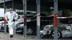 сгоревшие машины у одной из тюрем во Франции