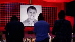 Pessoas prestam suas homenagens durante uma vigília no Orem City Center Park, após morte do ativista de direita e comentarista americano, Charlie Kirk