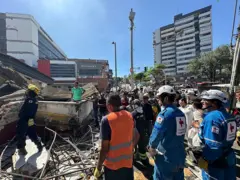 Rescatistas frente a escombros