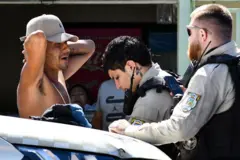 La policía revisa a un sospechoso.