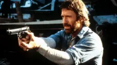 Chuck Norris como um detetive no filme O Herói e o Terror, de 1988