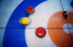 Pedras de curling no gelo