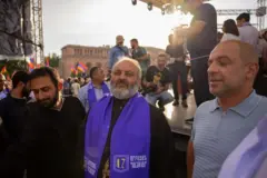 گالستانیان، رهبر مخالفان