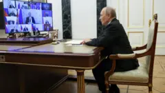 プーチンの議長ロシアのモスクワにある安全保障理事会のメンバーとの視覚的な会議