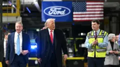 Donald Trump, acompanhado de executivos da Ford, em uma fábrica no Estado americano de Michigan