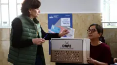 Mulher votando no Peru