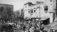 ১৯১২ সালে তোলা লাহোর শহরের ছবি যেখানে কয়েকটি ভবন দেখা যাচ্ছে, ঘোড়ায় টানা চাকা লাগানো গাড়িতে এবং রাস্তায় হাঁটতে থাকা কিছু মানুষ দেখা যাচ্ছে 