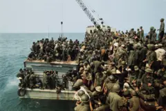 Binh lính và người dân trên tàu sơ tán khỏi Huế, tháng 3/1975