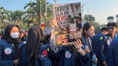 mahasiswa-trisakti-gelar-demo-di-depan-gedung-dpr-menuntut-tritura-apa-yang-sejauh-ini-diketahui