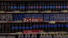 Pepsi vendida em supermercado na Argentina