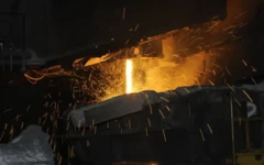 Lingote de aço escorrendo de caldeira incandescente