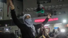 ردود أفعال الفلسطينيين على أنباء اتفاق وقف إطلاق النار مع إسرائيل، في دير البلح، وسط قطاع غزة، 15 يناير 2025.