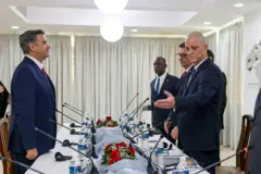 El director de la CIA, John Ratcliffe, asiste a una reunión con funcionarios cubanos en un lugar identificado como La Habana.