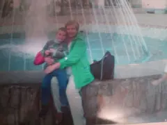 Natalya Filonova e seu filho, em frente a uma fonte