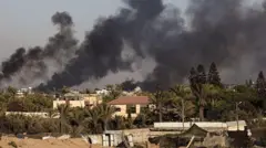 Columnas de humo sobre la ciudad