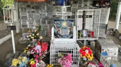 A tumba de Omaira Sánchez, fotografada dias antes do 40º aniversário de sua morte.