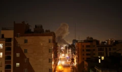 Tahran'da gece karanlığında duman ve kızıl patlama rengini görüyoruz. Binalar var kadrajda ama patlama yerini görmüyoruz.