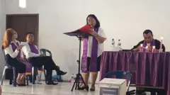 Jemaat POUK Tesalonika saat beribadah pada 30 Maret 2025 di aula Kecamatan Teluknaga, Tangerang, Banten. 